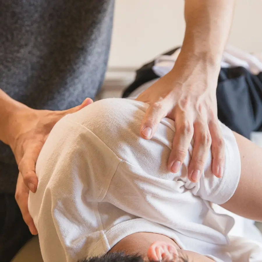 Manuelle Therapie an der Schulter im Behandlungsraum der Praxis Physio Lindenhof