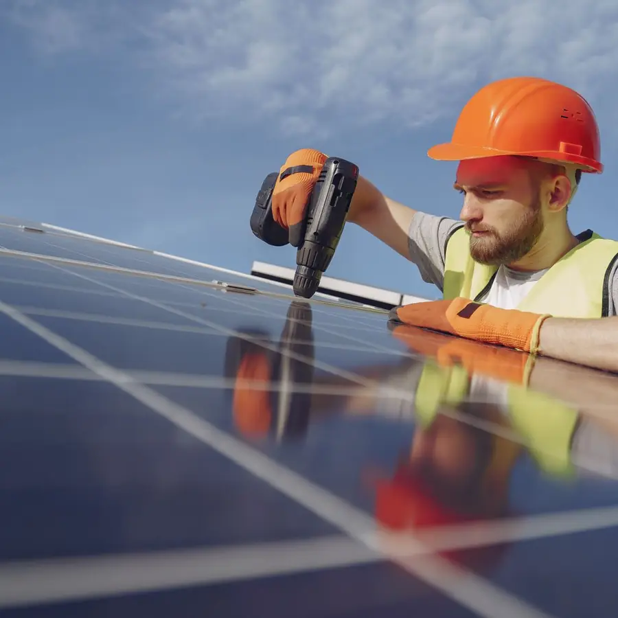 Monteur von Helios Energietechnik montiert ein Photovoltaikmodul